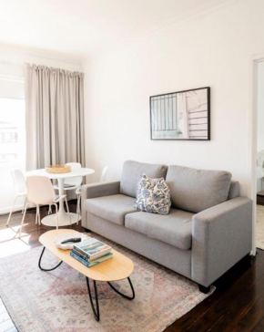 2 Mins to the Beach Modern gem Sleeps 4 Sydney